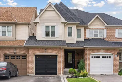 Att/Row/Townhouse in Whitby