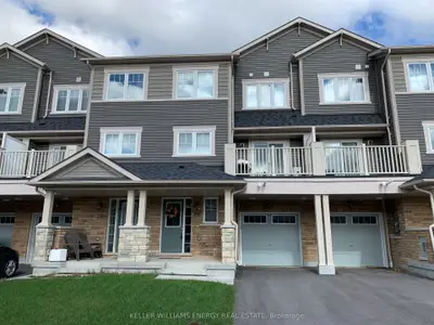 Att/Row/Townhouse in Oshawa