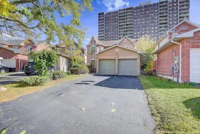 Detached in Whitby