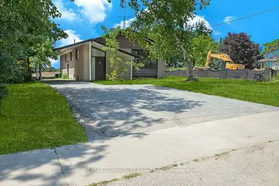 Detached in Scugog