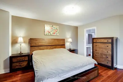 Att/Row/Townhouse in Toronto