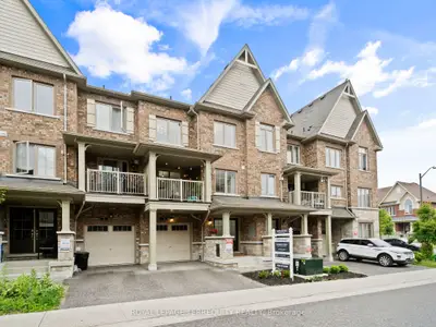 Att/Row/Townhouse in Whitby