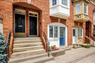 Att/Row/Townhouse in Toronto