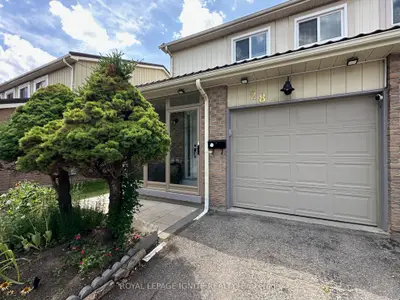 Att/Row/Townhouse in Toronto