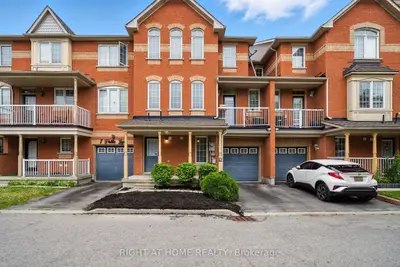 Condo Townhouse in Ajax