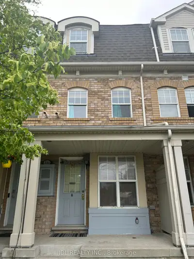 Att/Row/Townhouse in Toronto