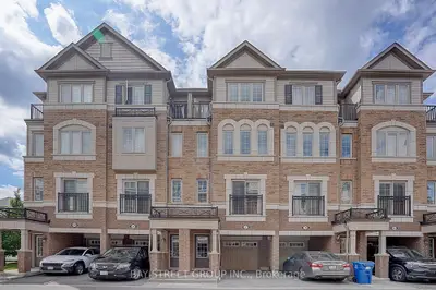 Att/Row/Townhouse in Oshawa