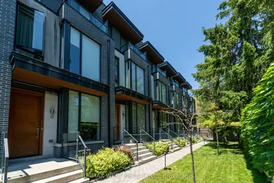 Att/Row/Townhouse in Toronto