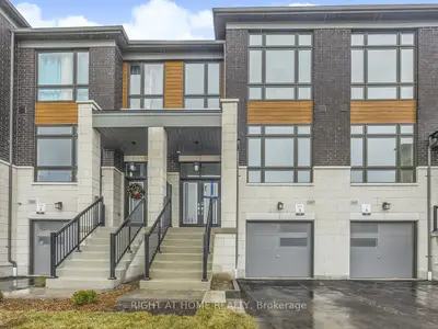 Att/Row/Townhouse in Pickering