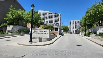 Condo Apartment in Pickering