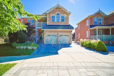 Detached in Whitby