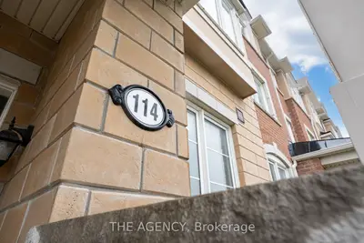 Att/Row/Townhouse in Toronto