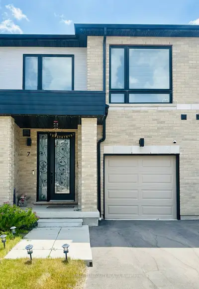 Att/Row/Townhouse in Whitby