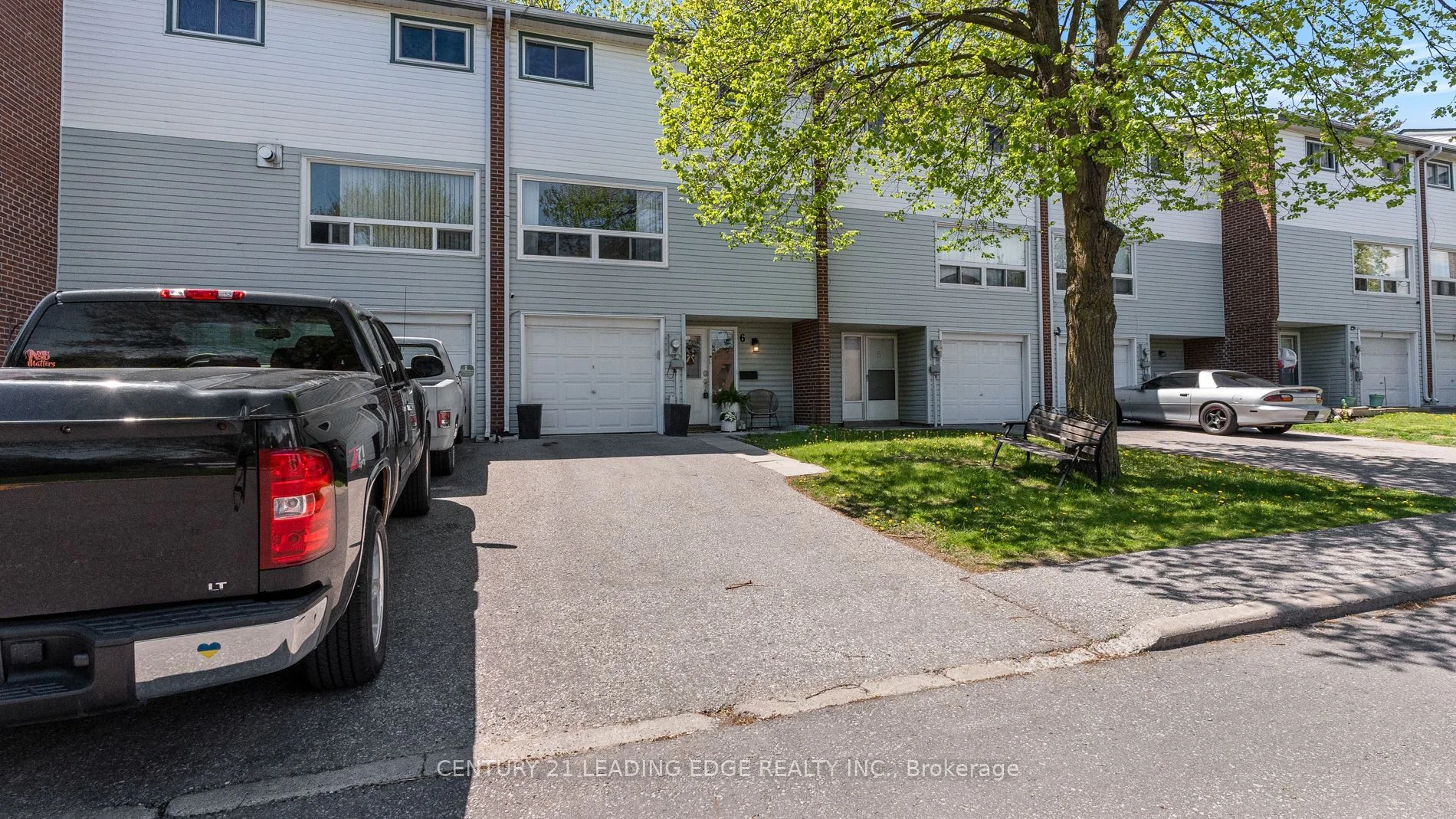 909 King Street W 6, Oshawa, ON L1J 2L4