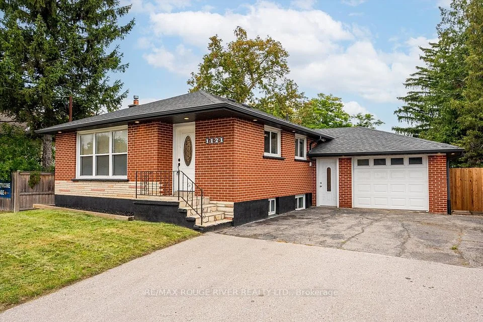 1121 Brock Street S, Whitby, ON L1N 4M1