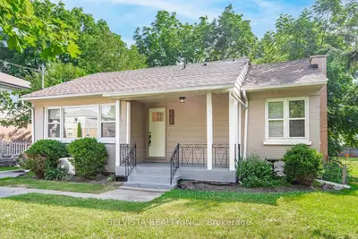 Detached in Whitby