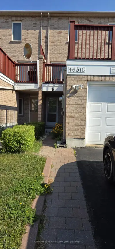 Att/Row/Townhouse in Toronto