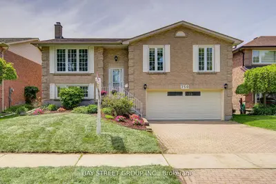 Detached in Oshawa