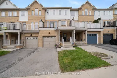 Att/Row/Townhouse in Whitby