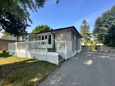 Detached in Whitby