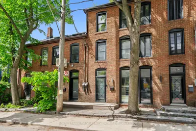 Att/Row/Townhouse in Toronto
