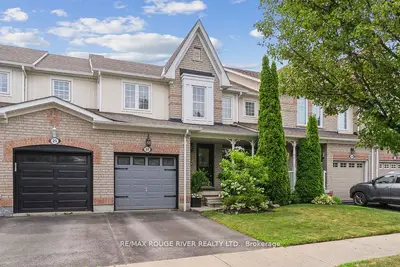 Att/Row/Townhouse in Whitby