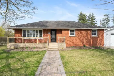 Detached in Whitby