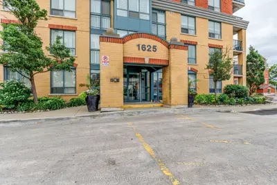 Condo Apartment in Pickering