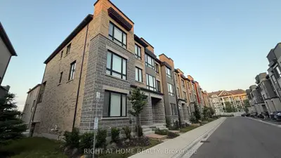 Att/Row/Townhouse in Whitby