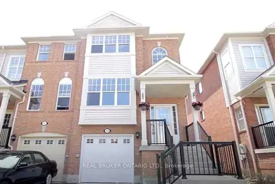 Att/Row/Townhouse in Toronto