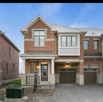 Att/Row/Townhouse in Whitby