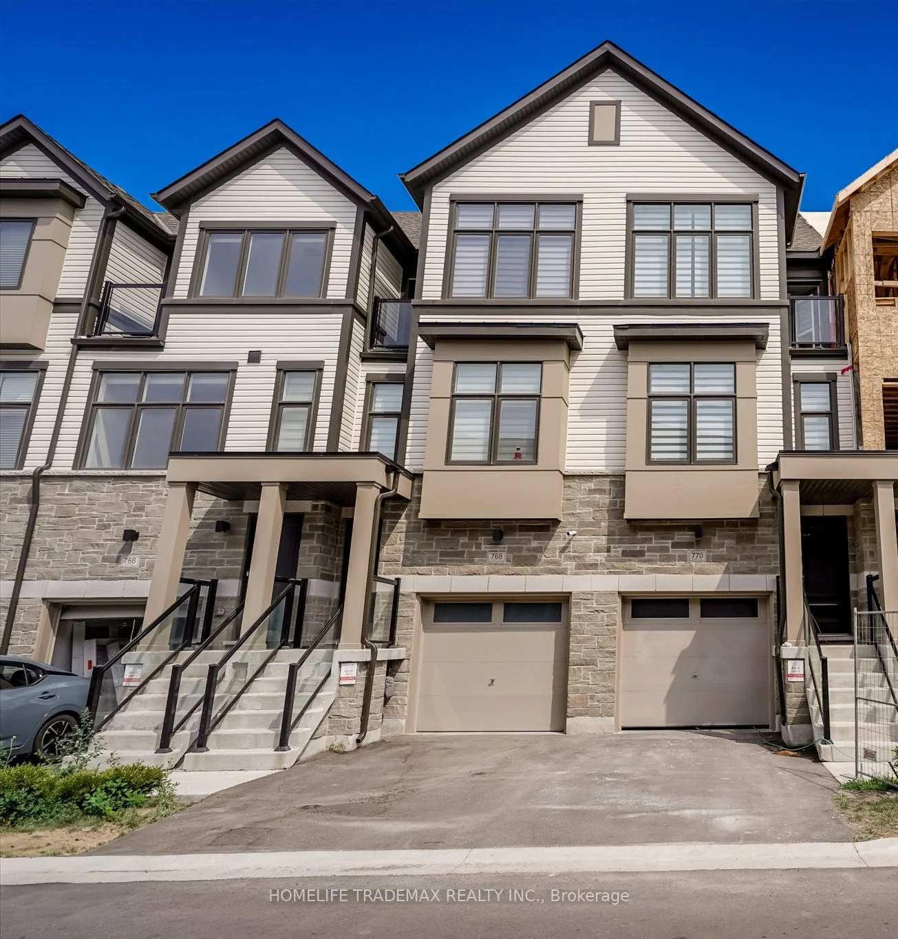 Att/Row/Townhouse in Oshawa