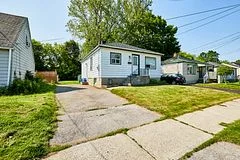 211 Marquette Avenue, Oshawa, ON L1J 1W3