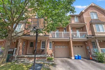 Condo Townhouse in Ajax