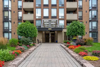 Condo Apartment in Pickering