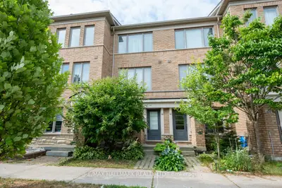 Att/Row/Townhouse in Toronto