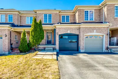 Att/Row/Townhouse in Whitby