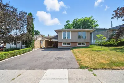 Detached in Scugog