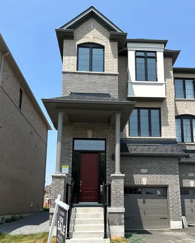 Att/Row/Townhouse in Whitby