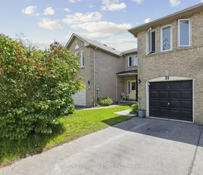 Att/Row/Townhouse in Whitby