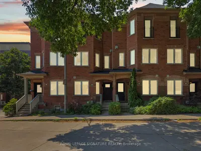 Att/Row/Townhouse in Toronto