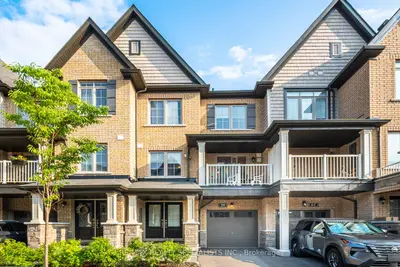 Att/Row/Townhouse in Whitby
