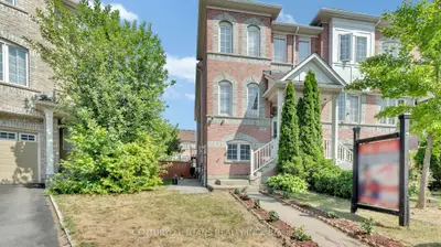Att/Row/Townhouse in Toronto