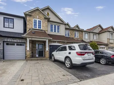 Att/Row/Townhouse in Toronto