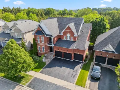 Detached in Whitby