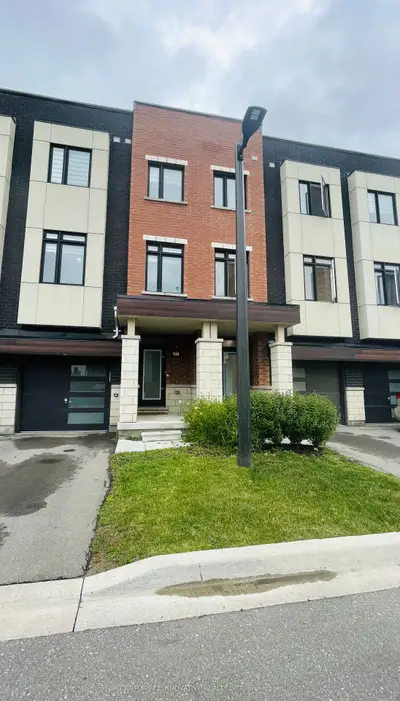 Att/Row/Townhouse in Oshawa