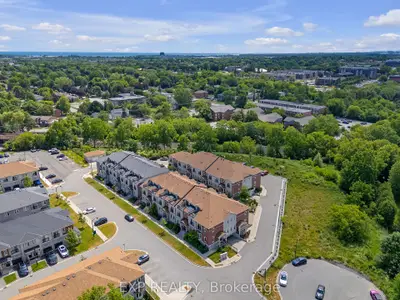 Att/Row/Townhouse in Whitby