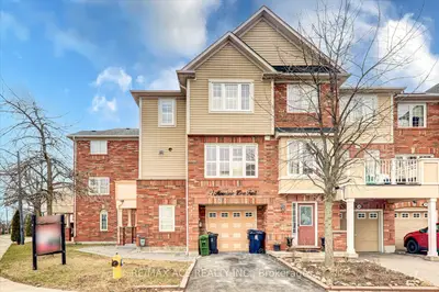 Att/Row/Townhouse in Toronto
