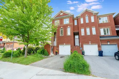 Att/Row/Townhouse in Toronto