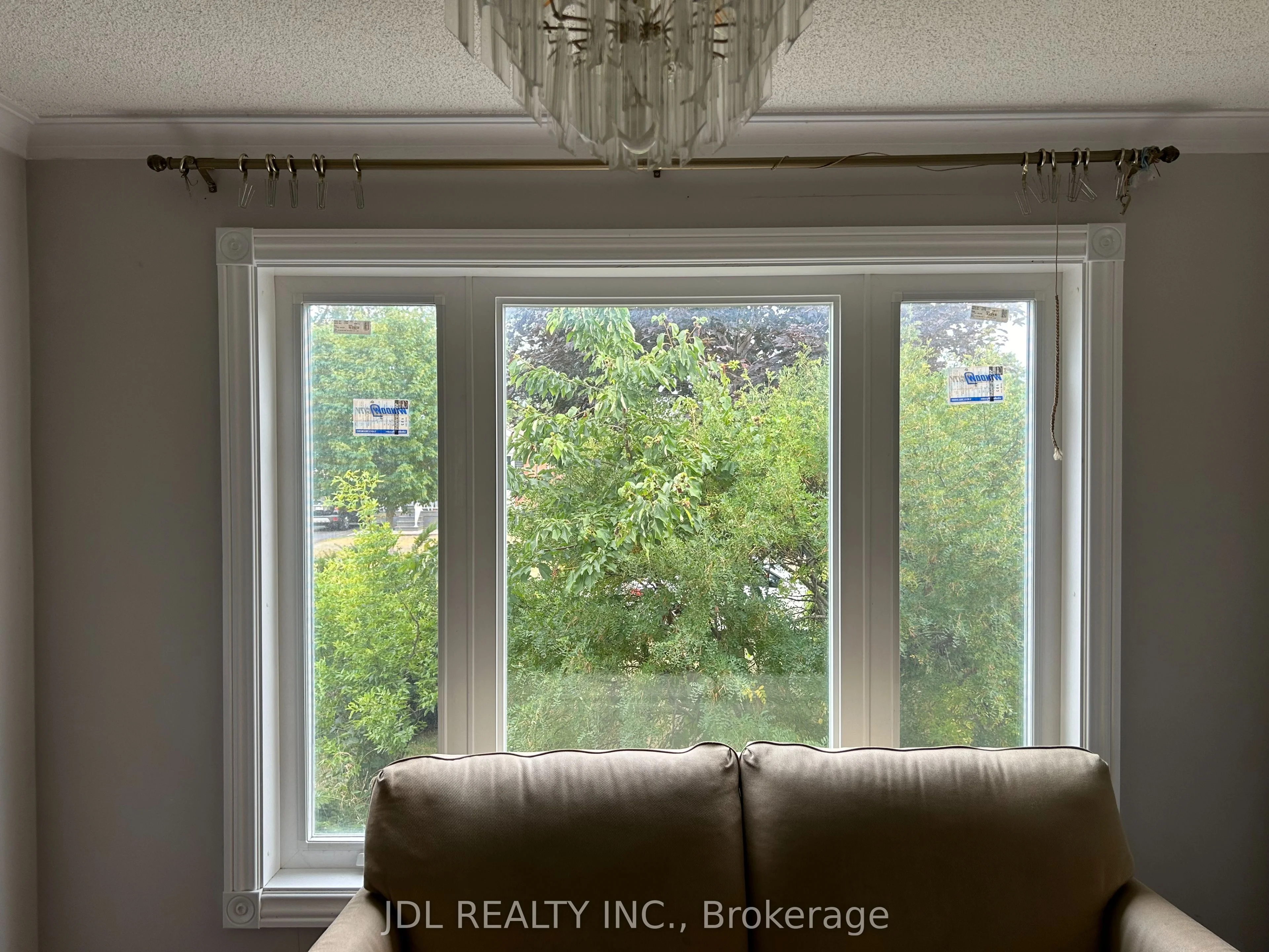 8 Highwood Ave Avenue S Main Floor. 3 Parkings, Toronto E04, ON M1R 2E4